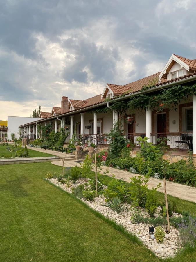 Country Club La Mesteceni Sebes  Bagian luar foto